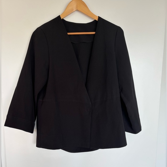 Classic Elegant Women's Suit Jacket with Single Snap Closure, Black, Size 34. - Picture 2 of 9